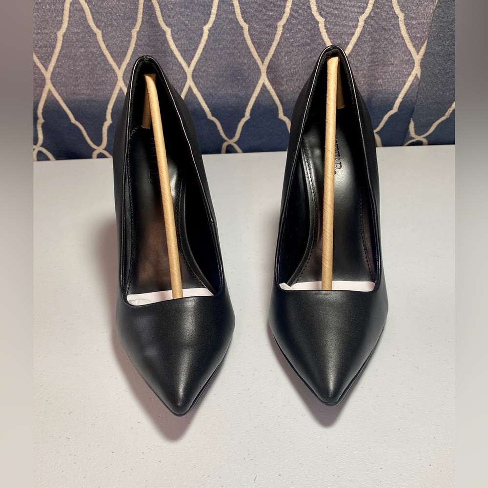 Women black pumps